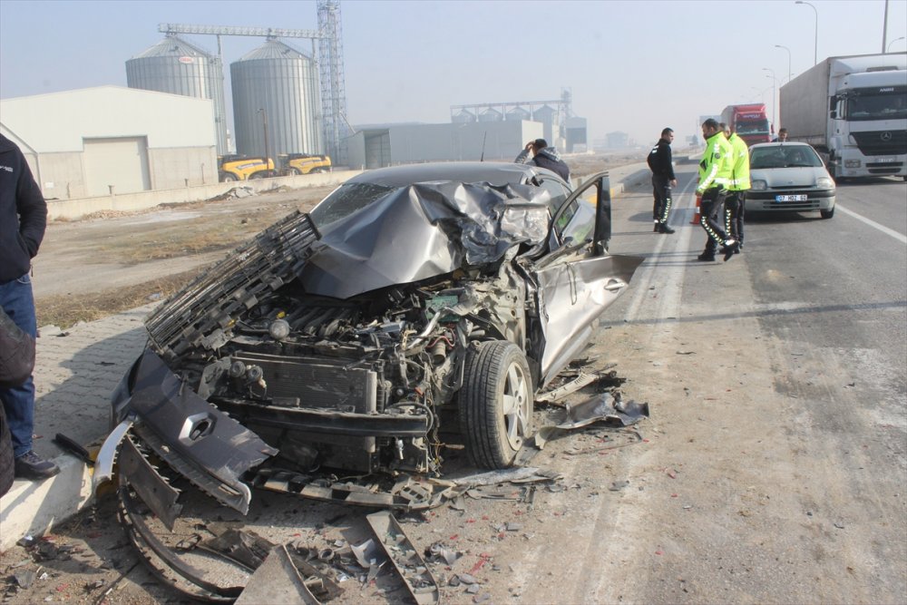 Karapınar'da 3 Aracın Karıştığı Kazada 2 Kişi Yaralandı