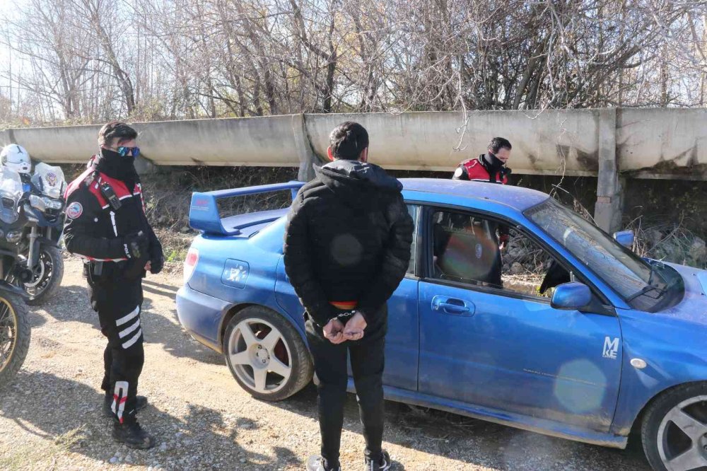 Polislerden Kaçış Sera Arasına Kadar Sürdü