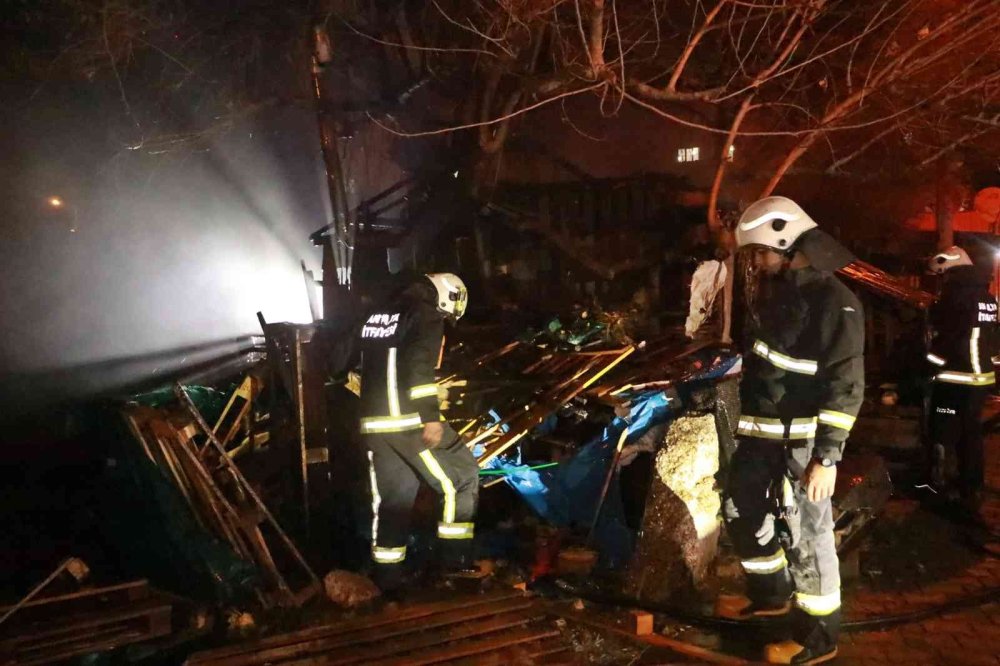 Alev Topuna Dönen Gecekonduda Can Pazarı