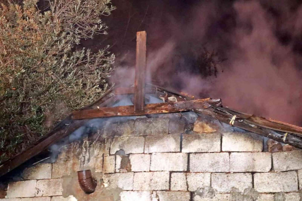 Alev Topuna Dönen Gecekonduda Can Pazarı