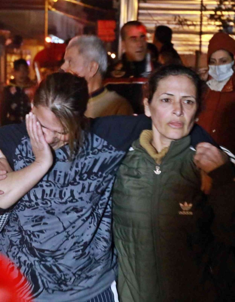 Alev Topuna Dönen Gecekonduda Can Pazarı