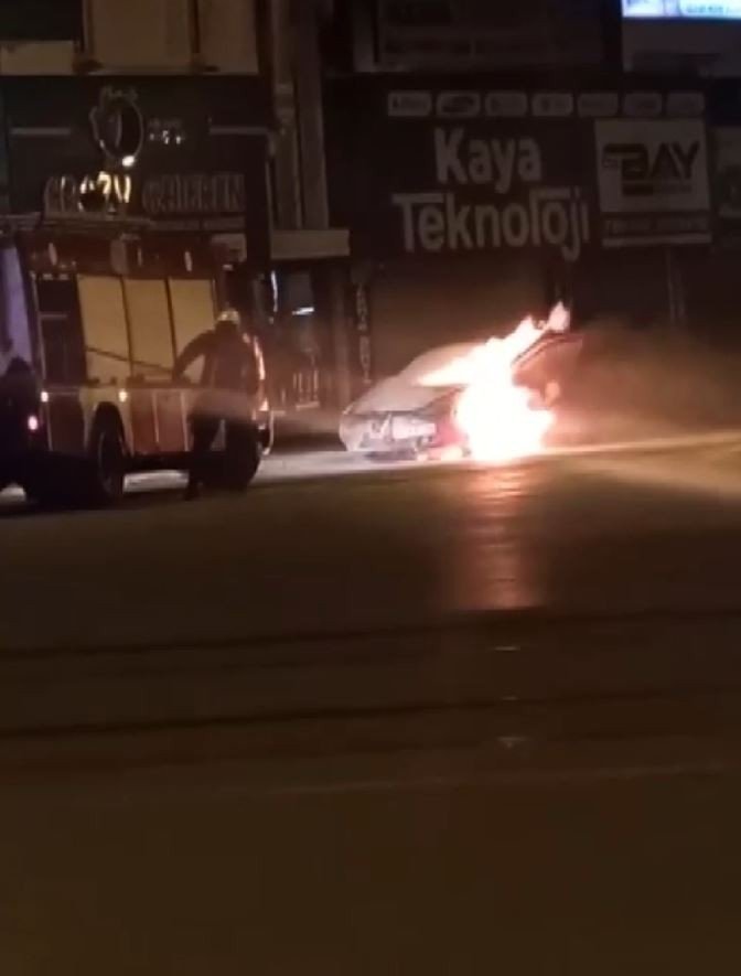 Otomobili Alev Alan Kadın Büyük Şok Yaşadı