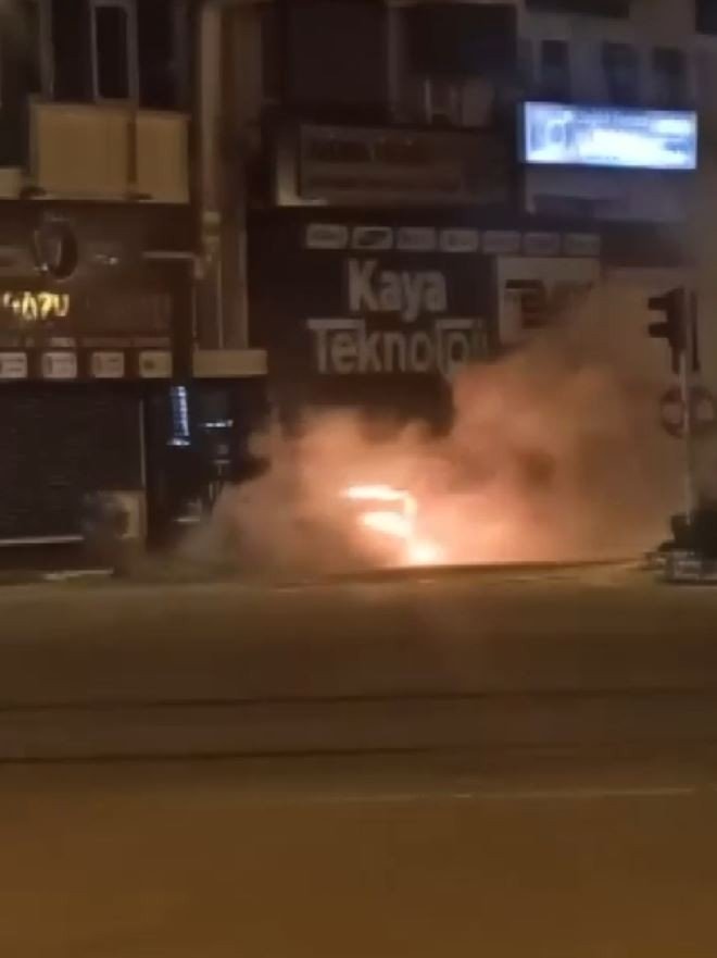 Otomobili Alev Alan Kadın Büyük Şok Yaşadı