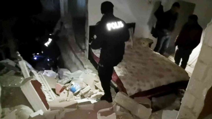 Sıkışan Gaz Bomba Gibi Patladı, Duvarları Yıkılan Evde 3 Kişi Yaralandı