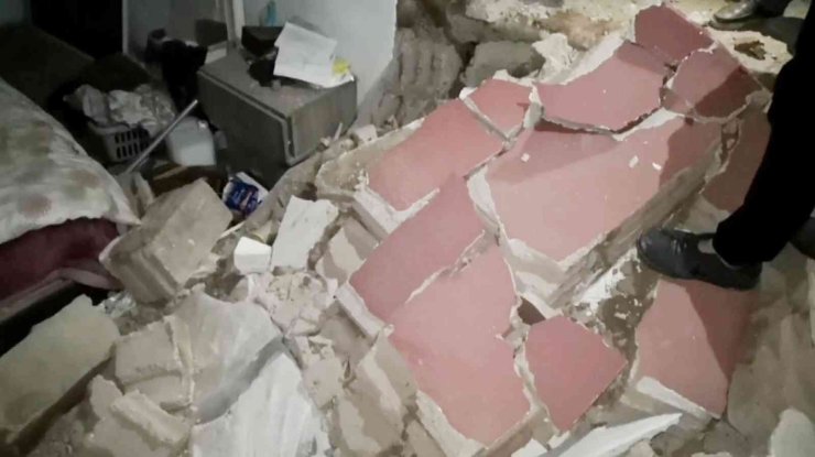 Sıkışan Gaz Bomba Gibi Patladı, Duvarları Yıkılan Evde 3 Kişi Yaralandı