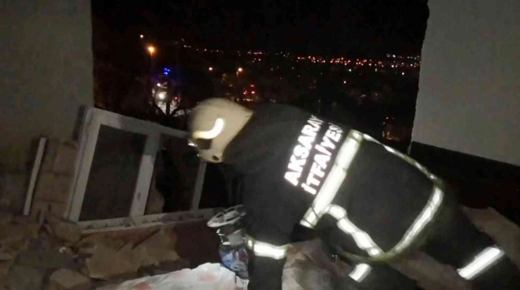 Sıkışan Gaz Bomba Gibi Patladı, Duvarları Yıkılan Evde 3 Kişi Yaralandı