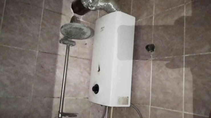 Sıkışan Gaz Bomba Gibi Patladı, Duvarları Yıkılan Evde 3 Kişi Yaralandı