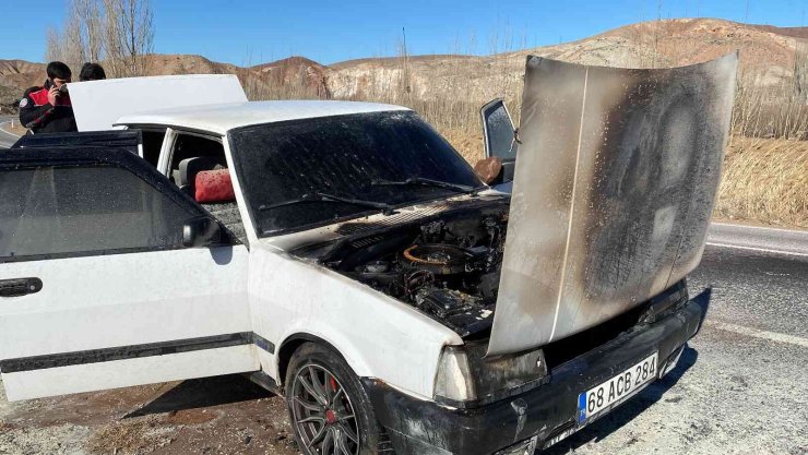 Aksaray’da Seyir Halindeki Otomobilin Motor Kısmı Yandı
