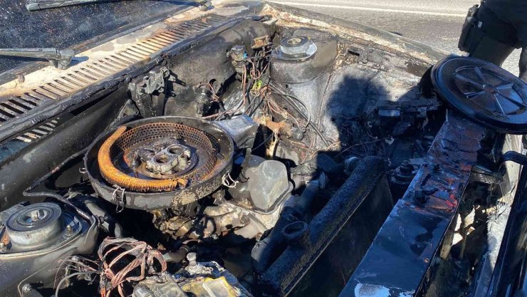 Aksaray’da Seyir Halindeki Otomobilin Motor Kısmı Yandı