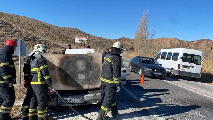 Aksaray’da Seyir Halindeki Otomobilin Motor Kısmı Yandı