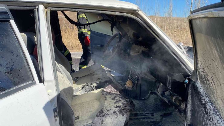 Aksaray’da Seyir Halindeki Otomobilin Motor Kısmı Yandı