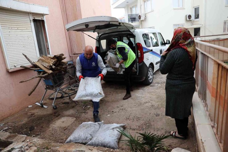 Büyükşehir’den İhtiyaç Sahibi Ailelere 250’şer Kilo Kömür Yardımı
