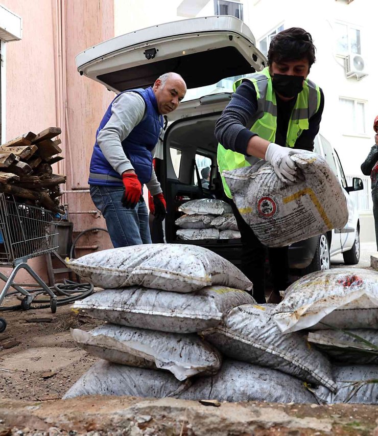 Büyükşehir’den İhtiyaç Sahibi Ailelere 250’şer Kilo Kömür Yardımı