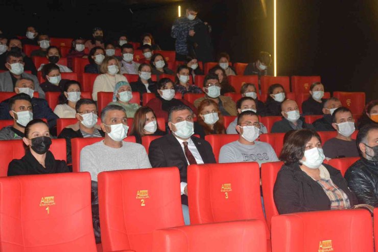 Antalya’da Sağlık Çalışanları ‘kesişme: İyi Ki Varsın Eren’ Filmini İzledi