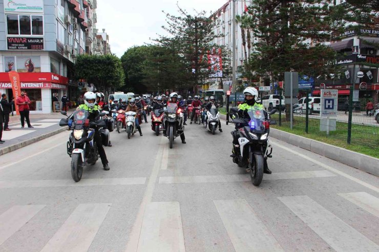 Motosiklet Kazalarına Dikkat Çekmek İçin Kasklarını Takıp Şehir Turu Attılar
