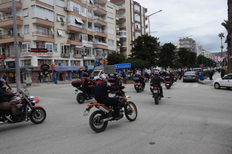 Motosiklet Kazalarına Dikkat Çekmek İçin Kasklarını Takıp Şehir Turu Attılar