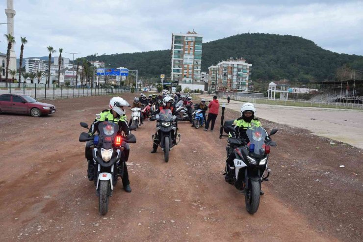 Motosiklet Kazalarına Dikkat Çekmek İçin Kasklarını Takıp Şehir Turu Attılar