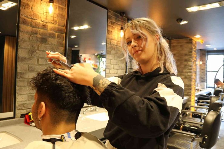 Erkek Saçı Kadınlara Emanet