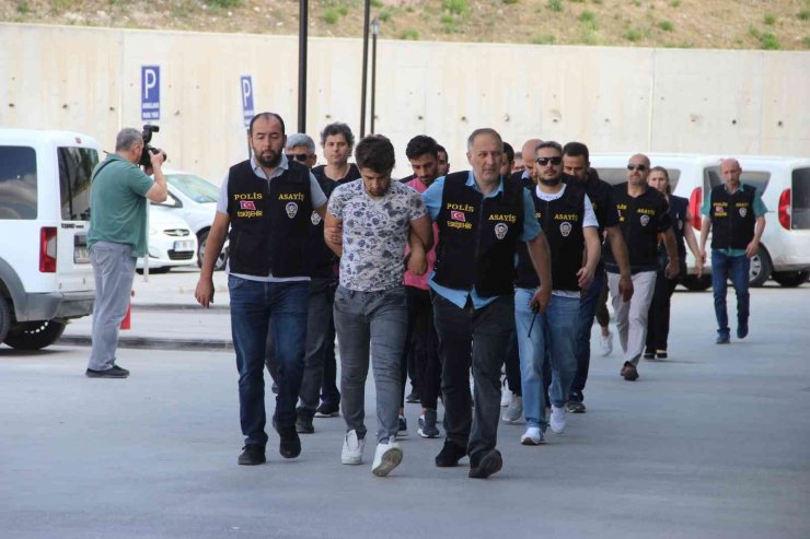 Büyükdere Cinayetinde 5 Sanığa Toplam 4 Müebbet Ve 96 Yıl Hapis Cezası