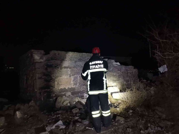 Kayseri’de 6 Metrelik Çukura Düşen Şahıs Kurtarıldı