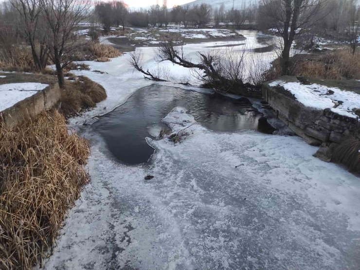 Zamantı Irmağı Buz Tuttu