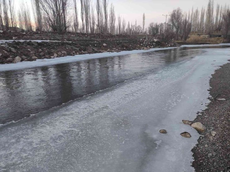 Zamantı Irmağı Buz Tuttu