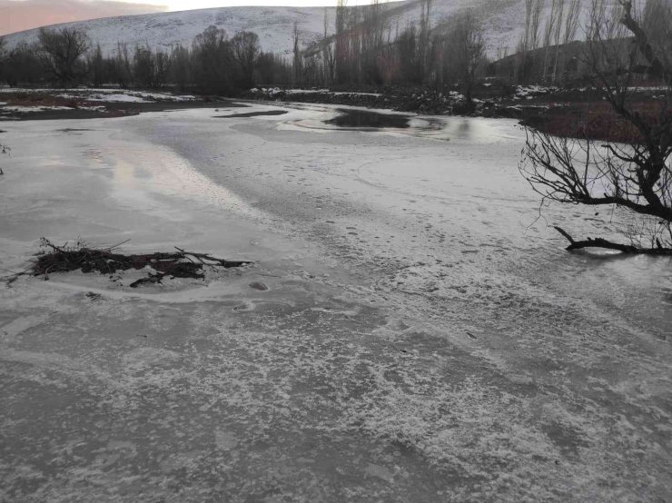 Zamantı Irmağı Buz Tuttu