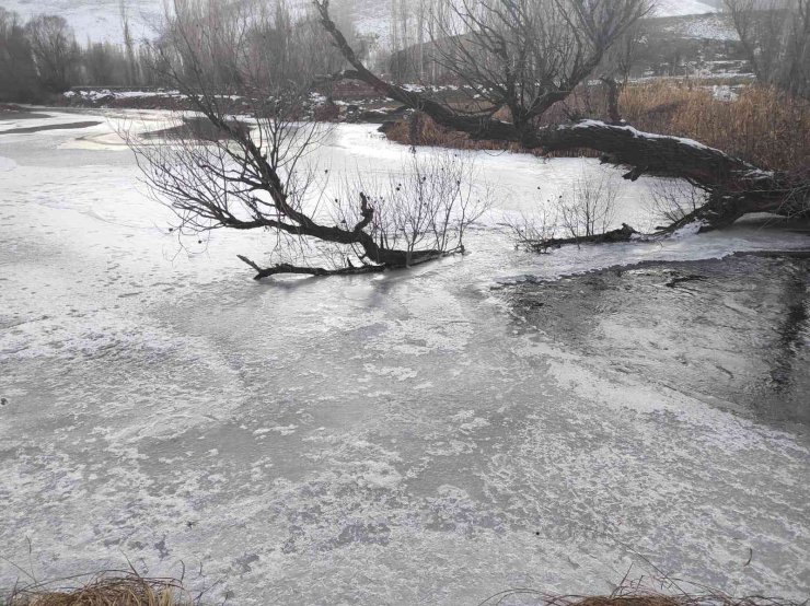 Zamantı Irmağı Buz Tuttu