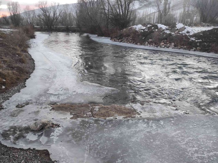 Zamantı Irmağı Buz Tuttu