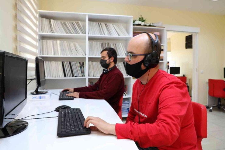 Sesli Kütüphanede Bilgi Ve Kitaba Engel Yok