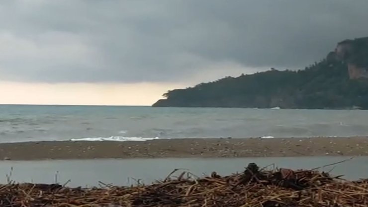 Antalya’da Bir Kişinin Denize Sürüklendiği İhbarı Ekipleri Alarma Geçirdi