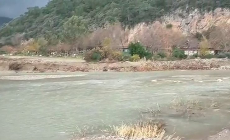 Antalya’da Bir Kişinin Denize Sürüklendiği İhbarı Ekipleri Alarma Geçirdi