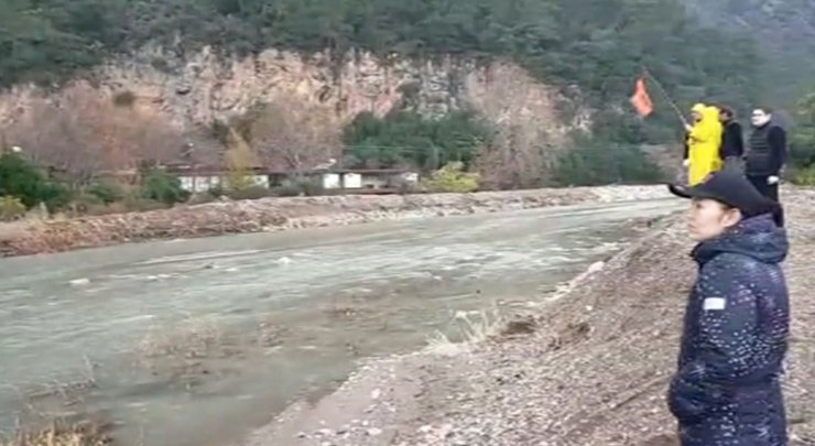 Antalya’da Bir Kişinin Denize Sürüklendiği İhbarı Ekipleri Alarma Geçirdi