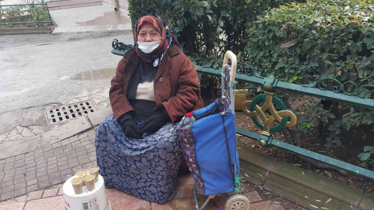70 Yaşındaki Engelli Kadın Hem Para Kazanıyor Hem Kuşları Besliyor