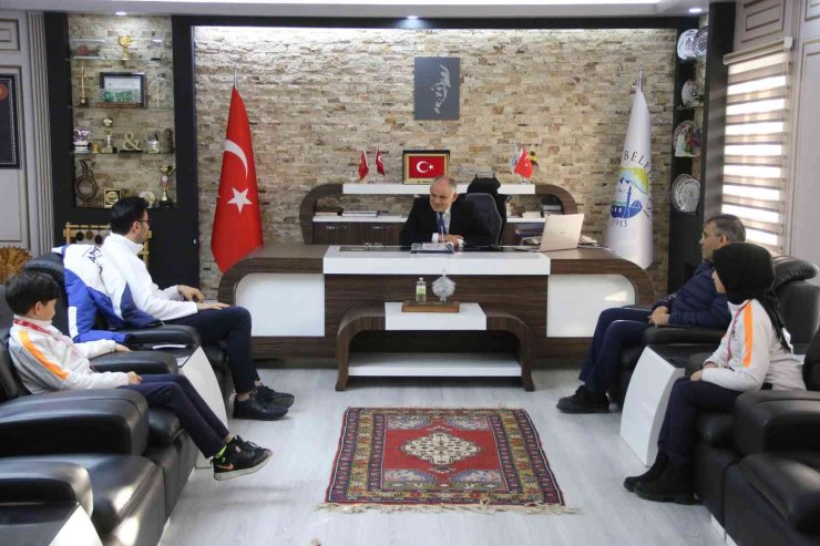 Başkan Öztürk Başarılı Kayakçıları Tebrik Etti