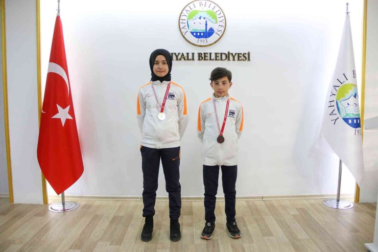 Başkan Öztürk Başarılı Kayakçıları Tebrik Etti