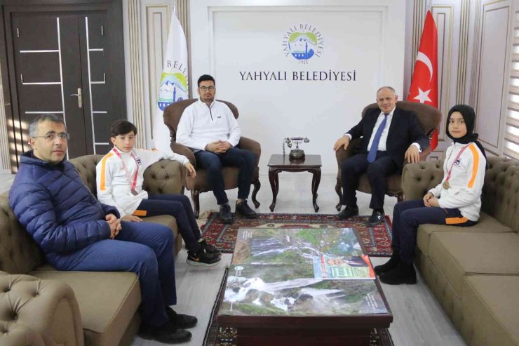 Başkan Öztürk Başarılı Kayakçıları Tebrik Etti