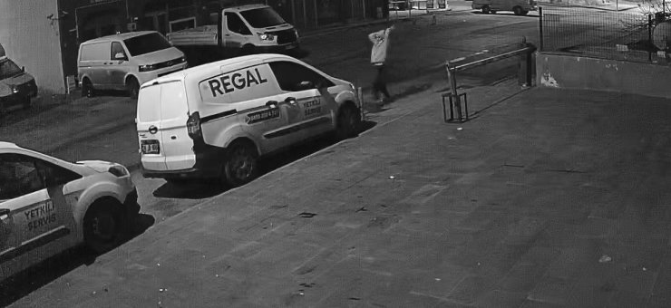 Kimse Ne Yaptığına Anlam Veremedi, Taşla Arabaların Camını Kırdı