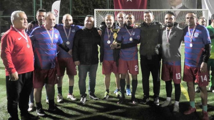 Veteranlar Naftalin Ligi Kurtuluş Kupasında Kupalar Sahiplerini Buldu