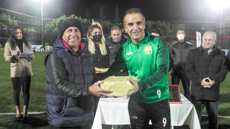 Veteranlar Naftalin Ligi Kurtuluş Kupasında Kupalar Sahiplerini Buldu