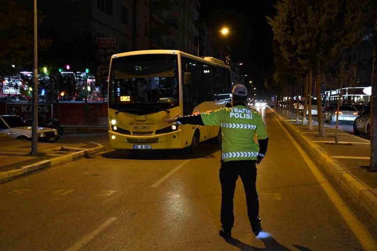 Aksaray’da Halk Otobüsleri Denetlenirken, Pandemi Uyarısı Yapılıyor