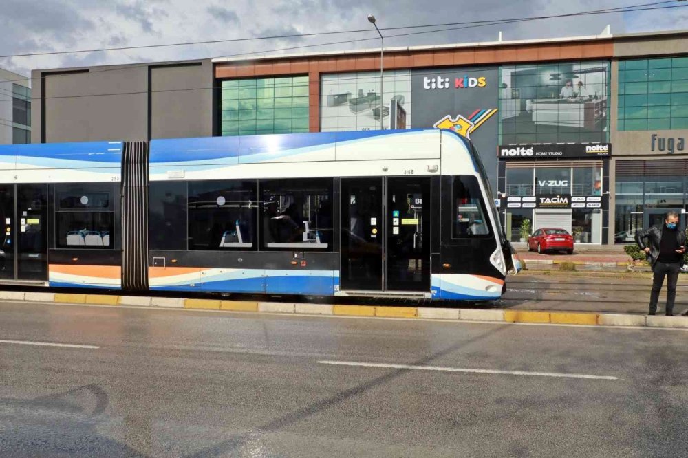 Antalya’da Tramvay Hattında Can Pazarı