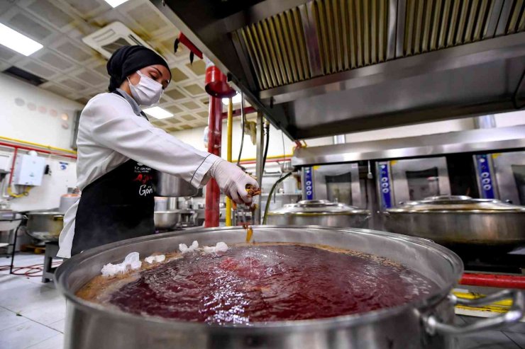 Mersin’de Belediyeden Vatandaşlara ’kaynar’ İkramı