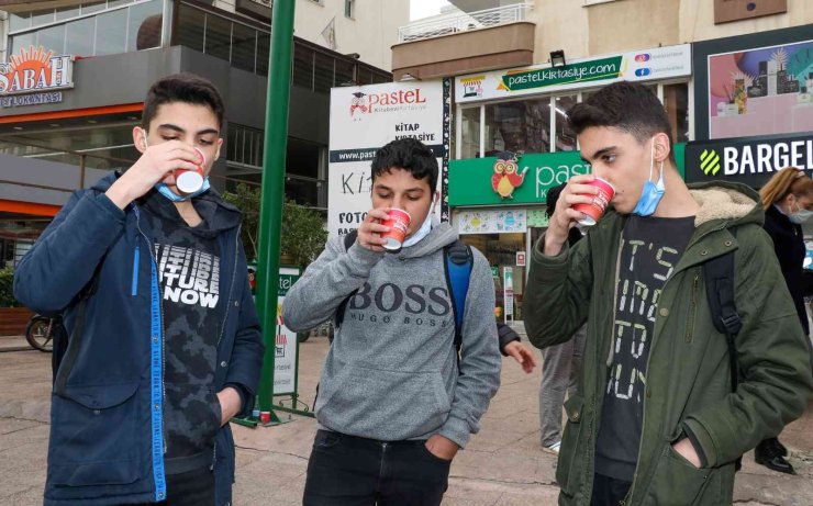 Mersin’de Belediyeden Vatandaşlara ’kaynar’ İkramı