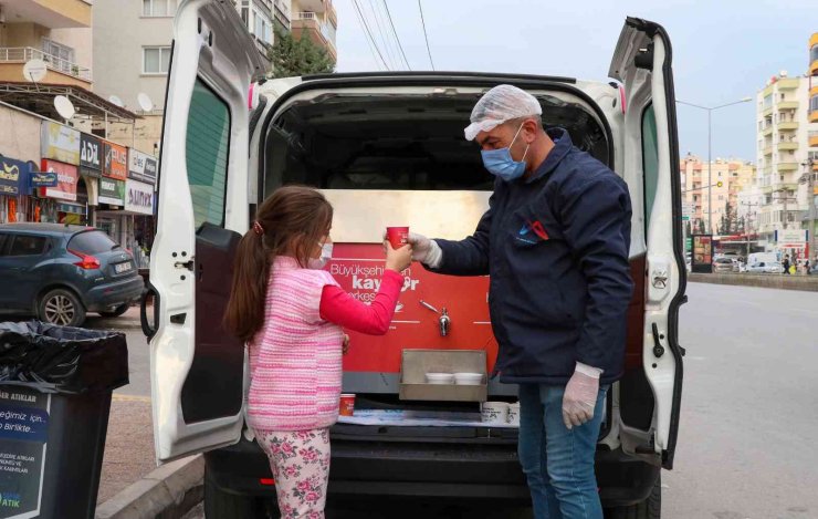 Mersin’de Belediyeden Vatandaşlara ’kaynar’ İkramı