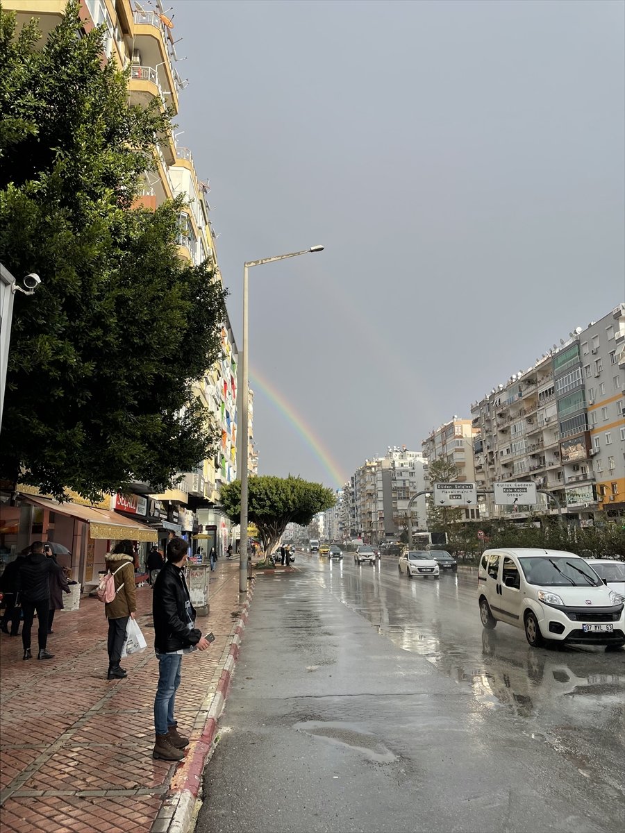 Antalya'da Sağanak Sonrası Gök Renklendi