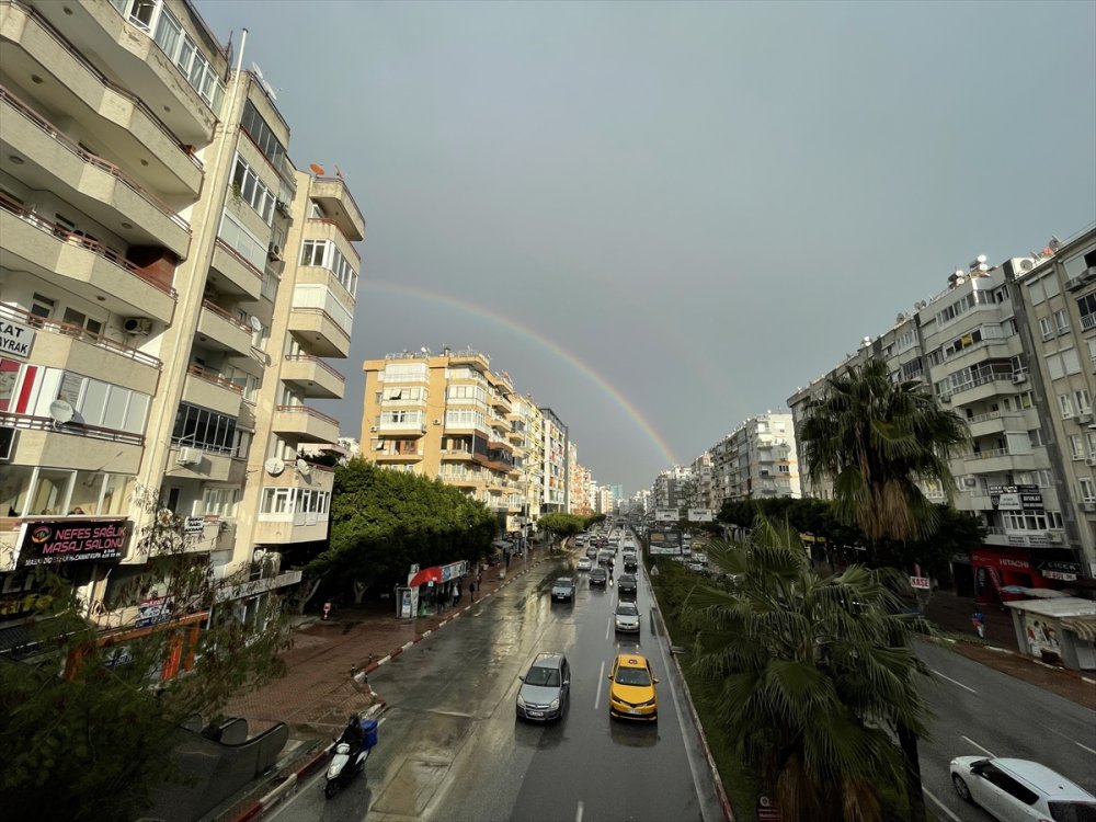 Antalya'da Sağanak Sonrası Gök Renklendi