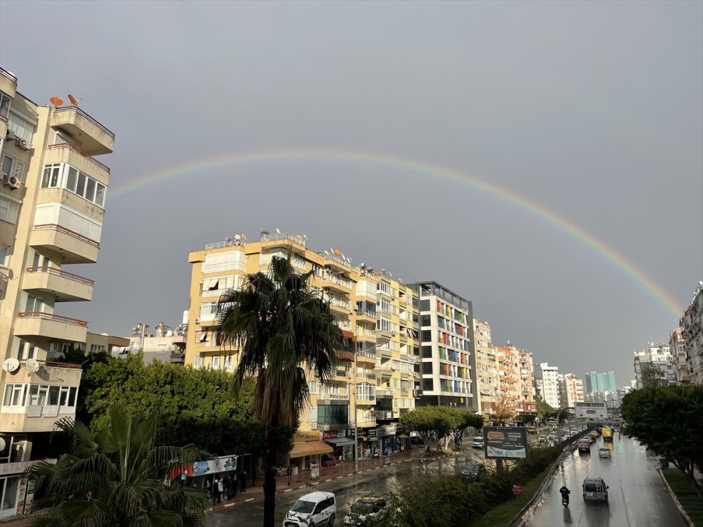 Antalya'da Sağanak Sonrası Gök Renklendi