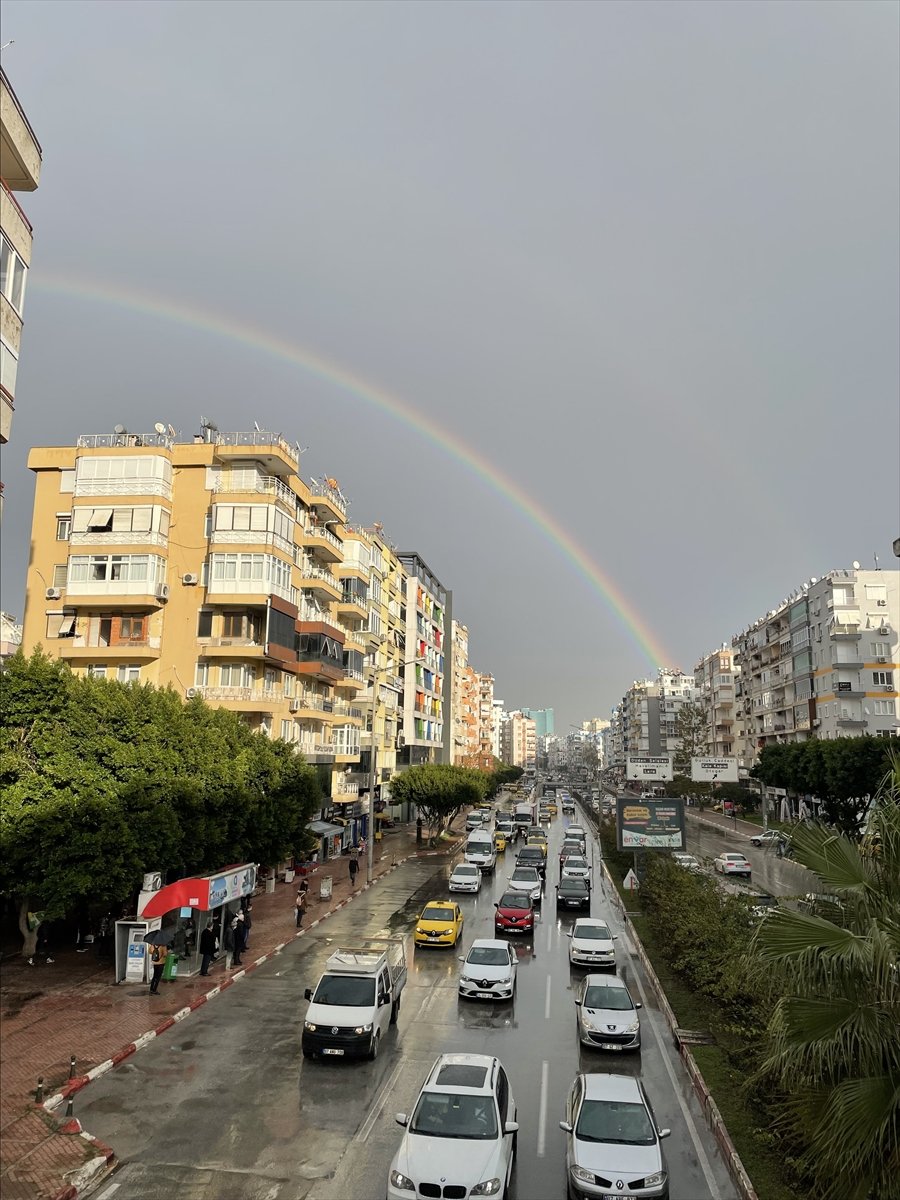 Antalya'da Sağanak Sonrası Gök Renklendi