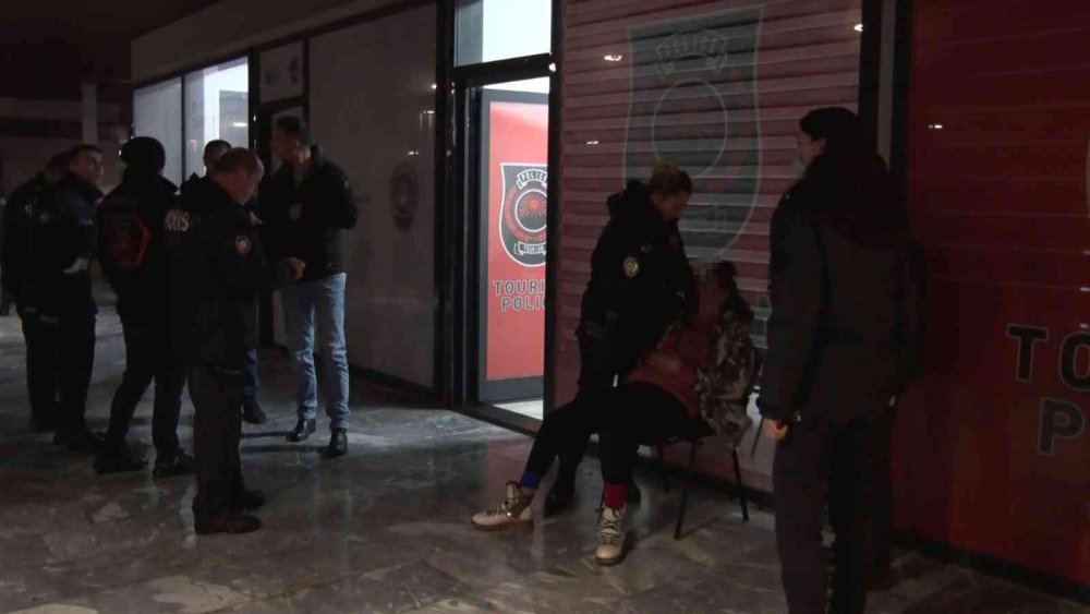 Aracında Tüple İntihara Kalkıştı